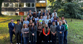 Gruppenfoto der Pflege-Auszubildenden und Lehrer der Schule für Gesundheits- und Krankenpflege Neunkirchen