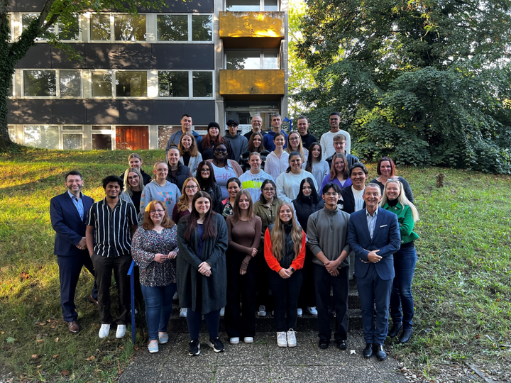 Gruppenfoto der Pflege-Auszubildenden und Lehrer der Schule für Gesundheits- und Krankenpflege Neunkirchen