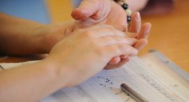 Hände halten sich und drücken Trost und Unterstützung aus