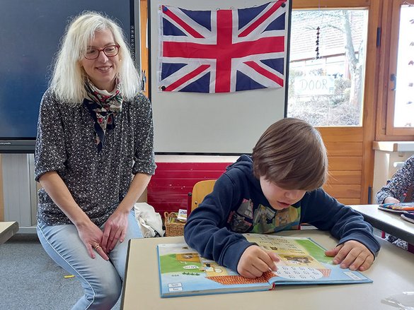 Inklusionsfachkraft Claudia Halle und Luca in der Schule, Inklusionsfachdienst der Stiftung kreuznacher diakonie