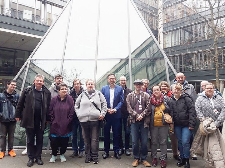 Besuchergruppe von job|inklusivo vor dem Landtag Rheinland-Pfalz