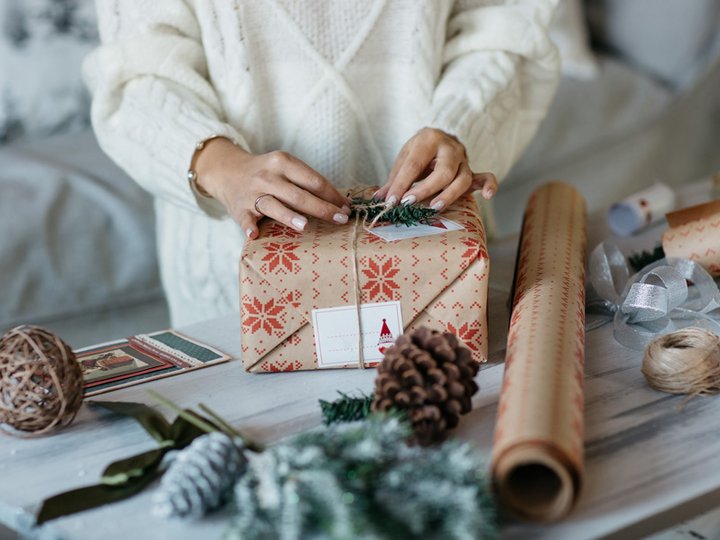Frau packt Weihnachtsgeschenke ein
