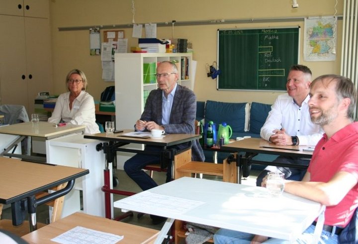Erwachsene Menschen sitzen in einem Klassenraum in der Schule