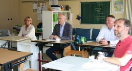 Erwachsene Menschen sitzen in einem Klassenraum in der Schule