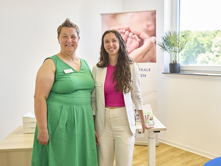 Zwei Hebammen in den Räumen der Hebammenzentrale in Simmern