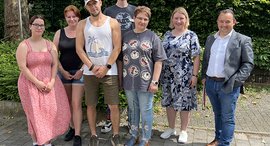 Gruppenfoto von fünf Personen, die mit Bildungsgutscheinen ihre Ausbildung bei der Stiftung beginnen