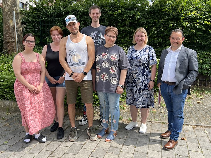 Gruppenfoto von fünf Personen, die mit Bildungsgutscheinen ihre Ausbildung bei der Stiftung beginnen