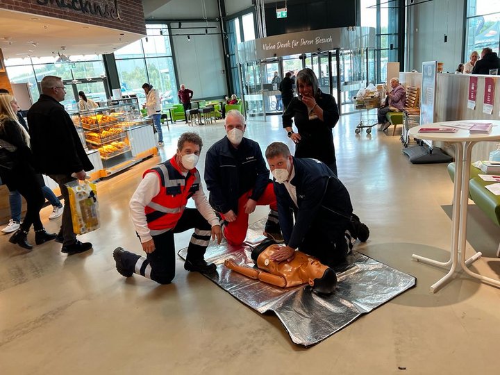 Notärzte simulieren an einer Puppe eine Wiederbelebung