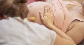 Schwangere und Hebamme 