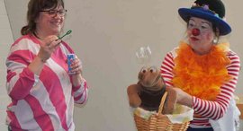 Eine Clownin und eine Frau - Seifenblasen