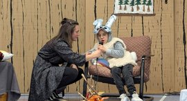 Szene aus dem Kinder-Musical: Bein Wanja klopft es an der Tür.