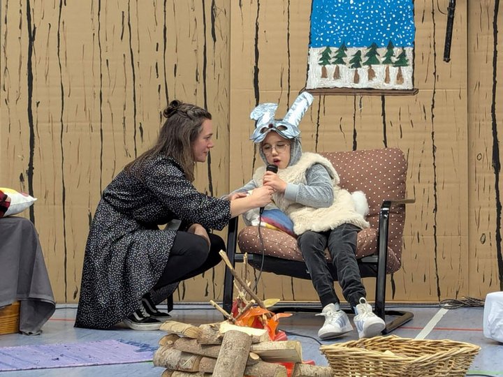 Szene aus dem Kinder-Musical: Bein Wanja klopft es an der Tür.