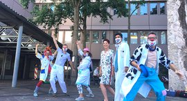 Gruppen Foto vor Krankenhaus 