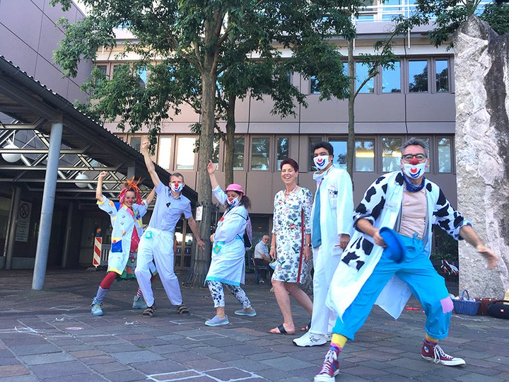 Gruppen Foto vor Krankenhaus 