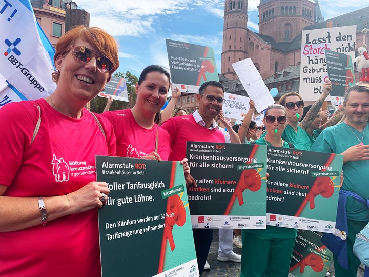 Demonstranten vor dem Dom in Mainz