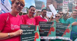 Demonstranten vor dem Dom in Mainz