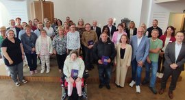 Mitarbeitende und Beschäftigte der Stiftung kreuznacher diakonie bei der Verleihung des Goldenen Kronenkreuzes