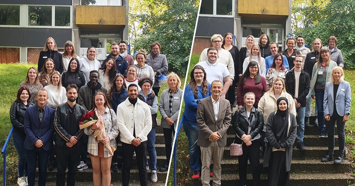 Schüler lächeln fröhlich in die Kamera