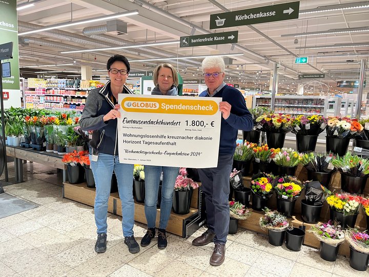 3 Personen mit symbolischen Spendenspeck zugunsten Horizont Wohnungslosenhilfe Idar-Oberstein