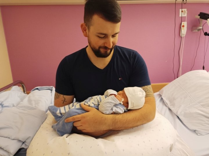 Mann mit Baby im Arm (Silvester) 