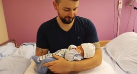 Mann mit Baby im Arm (Silvester) 