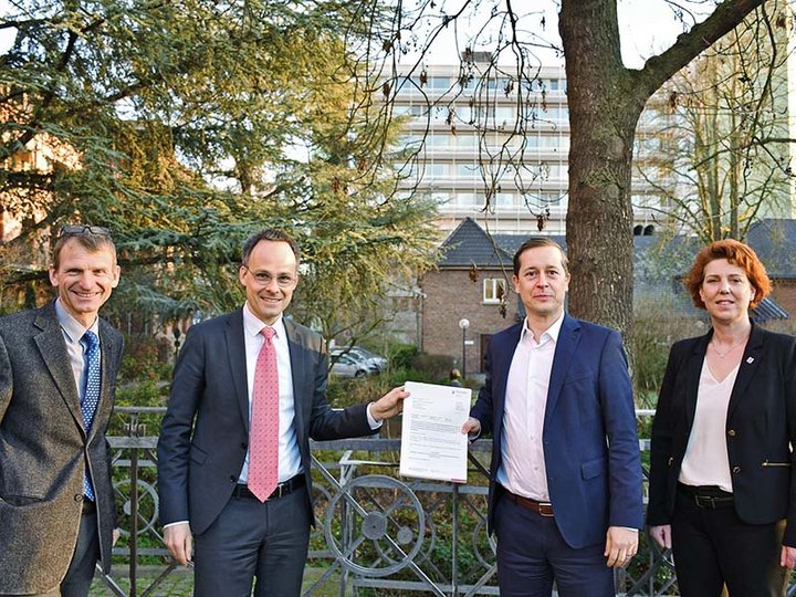 Staatssekretär Denis Alt überreicht Bewilligungsbescheid an das Diakonie Krankenhaus Bad Kreuznach