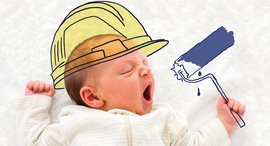 Baby mit Anstreicherrolle und Schutzhelm