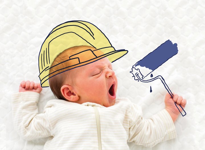 Baby mit Anstreicherrolle und Schutzhelm