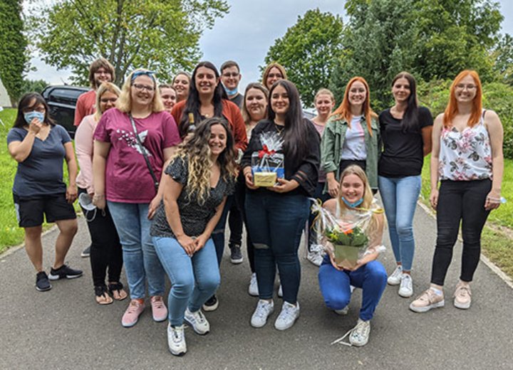 Examensfeier mit mehreren Personen 