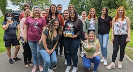 Examensfeier mit mehreren Personen 