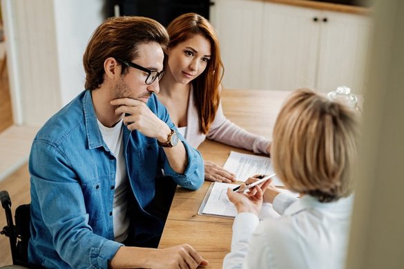 Mann im Rollstuhl und Frau, die Daten erhebt