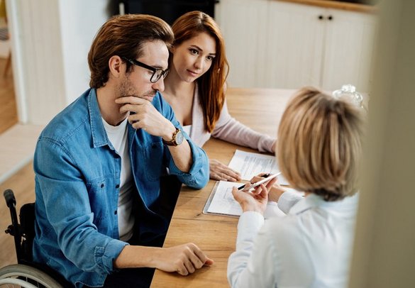 Mann im Rollstuhl und Frau, die Daten erhebt