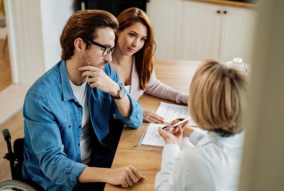 Mann im Rollstuhl und Frau, die Daten erhebt