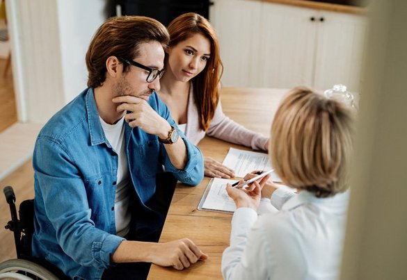 Mann im Rollstuhl und Frau, die Daten erhebt