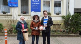 Spendenübergabe vor dem Café Bunt, Wohnungslosenhilfe Stiftung kreuznacher diakonie