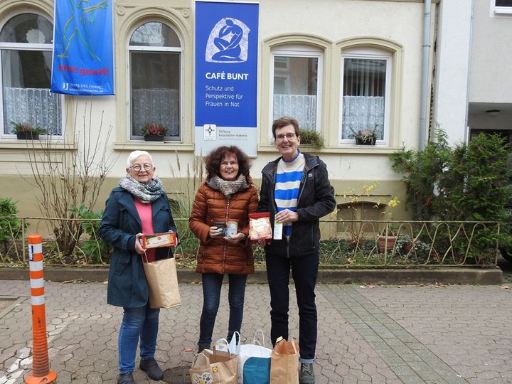 Spendenübergabe vor dem Café Bunt, Wohnungslosenhilfe Stiftung kreuznacher diakonie