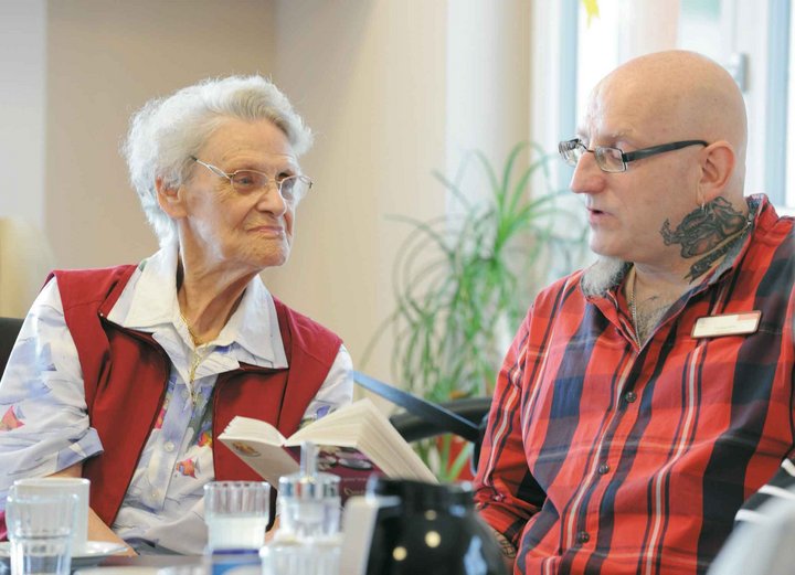 ßltere Frau und Mann in der Tagespflege