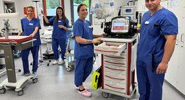 Vier Mitarbeitende der Zentralen Notaufahme bereiten die Räume vor und räumen Material ein