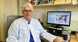 ßrztin der Neurologie im Büro