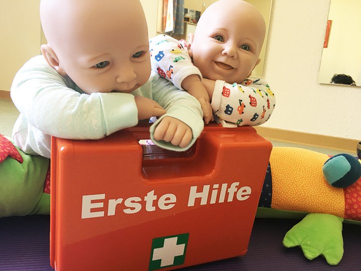 Erste Hilfe Koffer und zwei Babys 