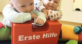 Erste Hilfe Koffer und zwei Babys 