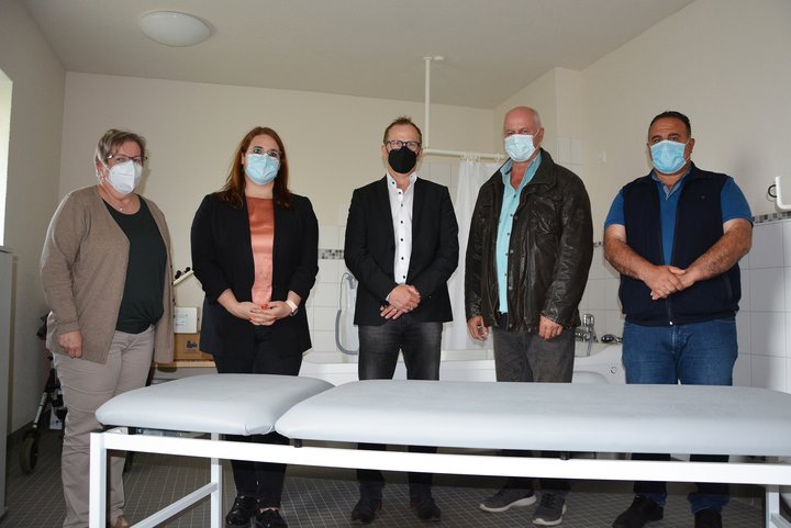 Menschen stehen vor dem Bett 