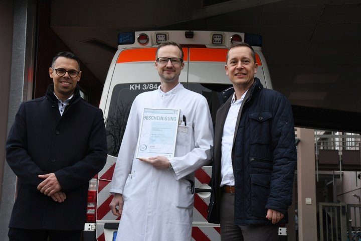 Chefarzt erhält Zertifikat für die Versorgung Schwerverletzter überreicht
