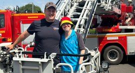 Zwei Männer vor Feuerwehrauto, im Rahmen des Mach-mit-Programms im Bodelschwingh Zentrum der Stiftung kreuznacher diakonie