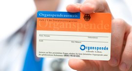 Eine Person zeigt einen Organspendeausweis