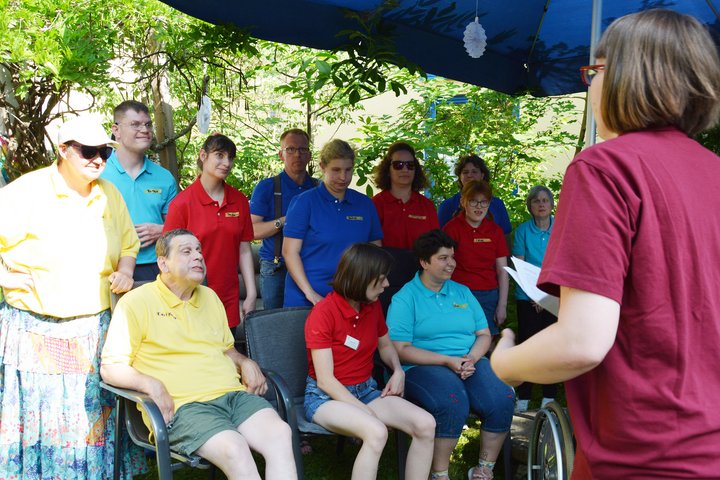 Hauschor gehört beim Sommerfest im Haus am Bühl dazu. 
