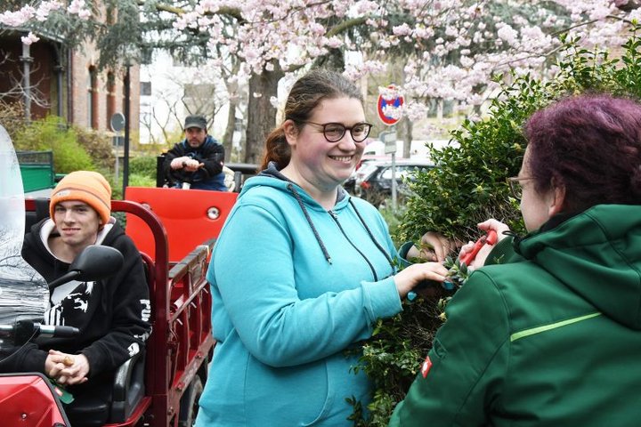 Beschäftigte der "Grünen Truppe" der Werkstatt Bad Kreuznach sind unterwegs im Park der Stiftung kreuznacher diakonie 