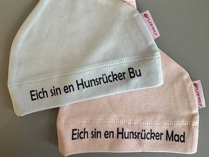 Rosa und blaue Babymützen mit dem Eindruck Eich sin en Hunsrücker