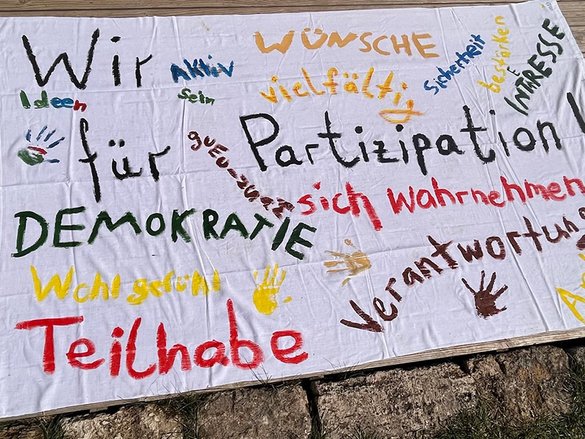 Banner beschriftet mit Stichworten zu Partizipation