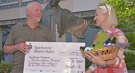 Herr Merkelbach übergibt einen Scheck an die Ärztliche Leiterin des Palliativbereichs